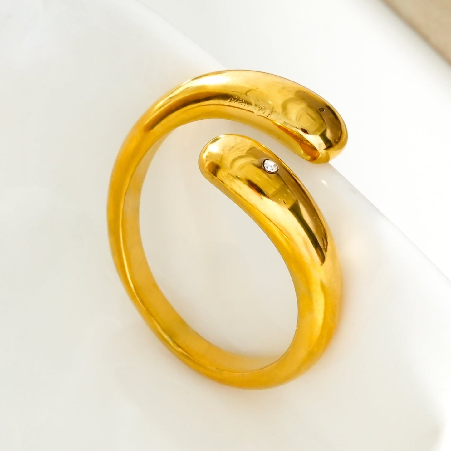 GARUVA : Bague abstraite moderne avec Solitaire Zircon en Or
