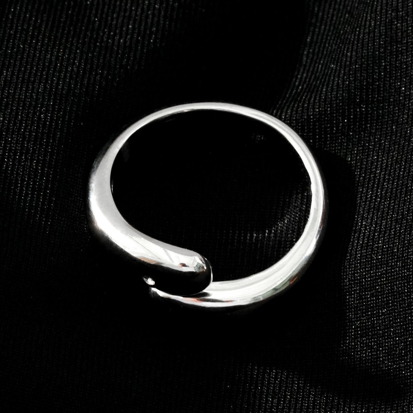 GARUVA : Bague moderne abstraite en or blanc (ton argenté) avec solitaire en oxyde de zirconium
