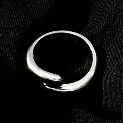 GARUVA : Bague moderne abstraite en or blanc (ton argenté) avec solitaire en oxyde de zirconium