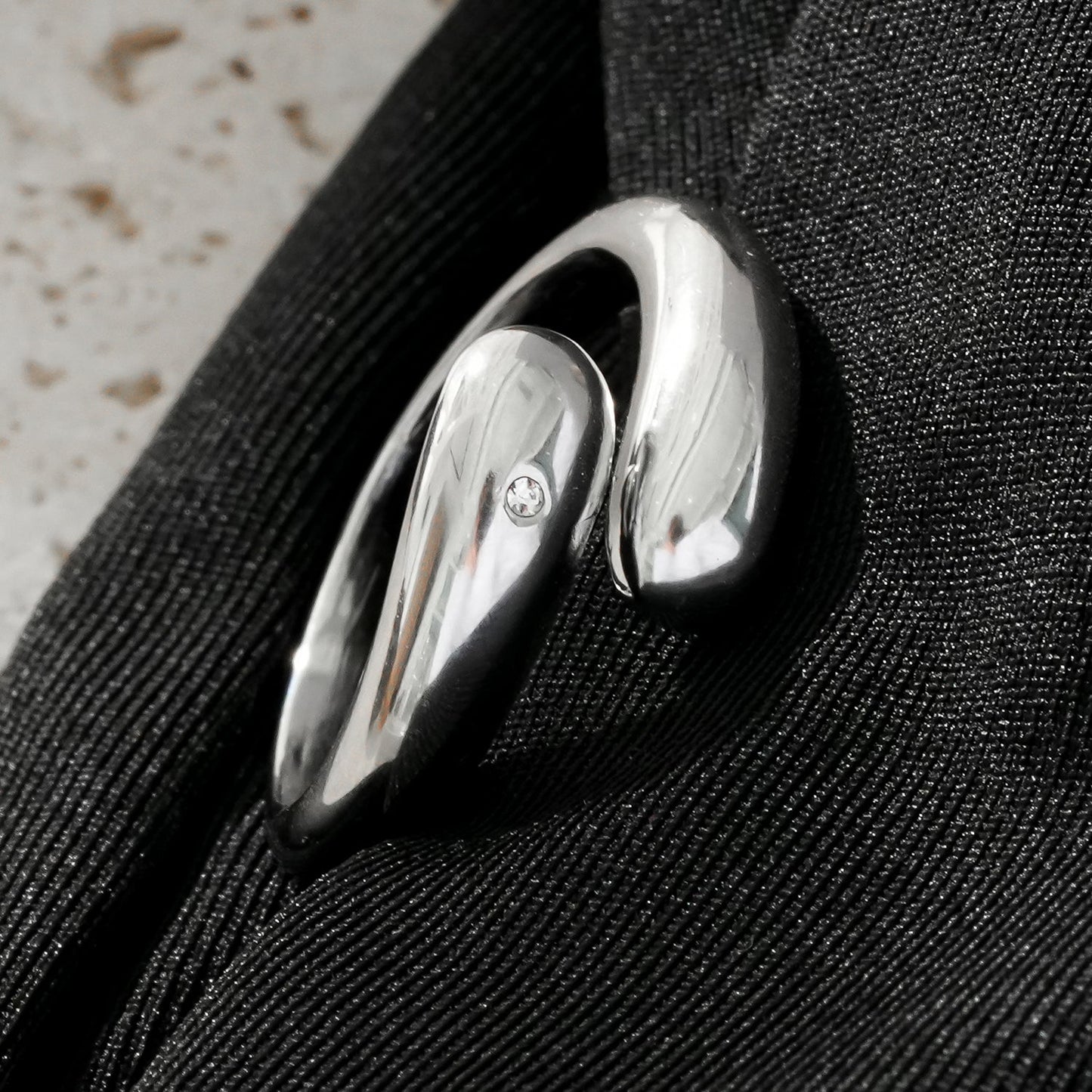 GARUVA : Bague moderne abstraite en or blanc (ton argenté) avec solitaire en oxyde de zirconium