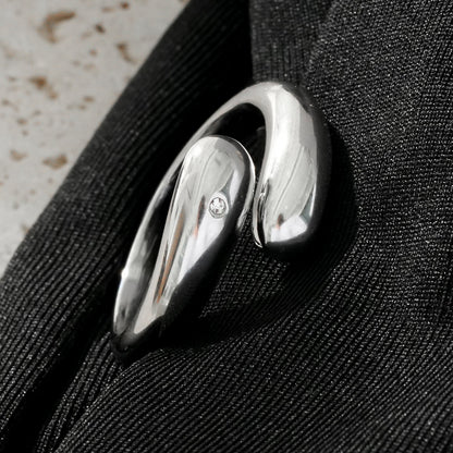 GARUVA : Bague moderne abstraite en or blanc (ton argenté) avec solitaire en oxyde de zirconium