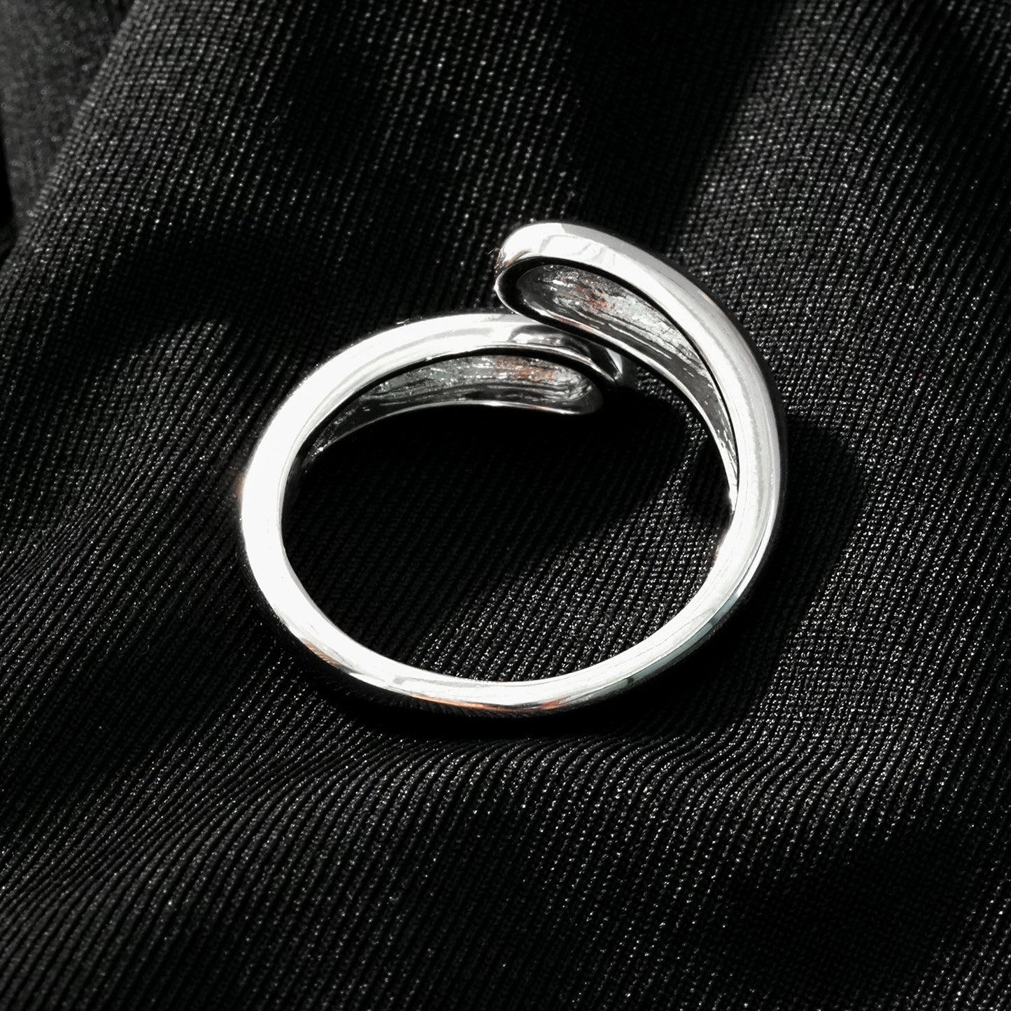 GARUVA : Bague moderne abstraite en or blanc (ton argenté) avec solitaire en oxyde de zirconium