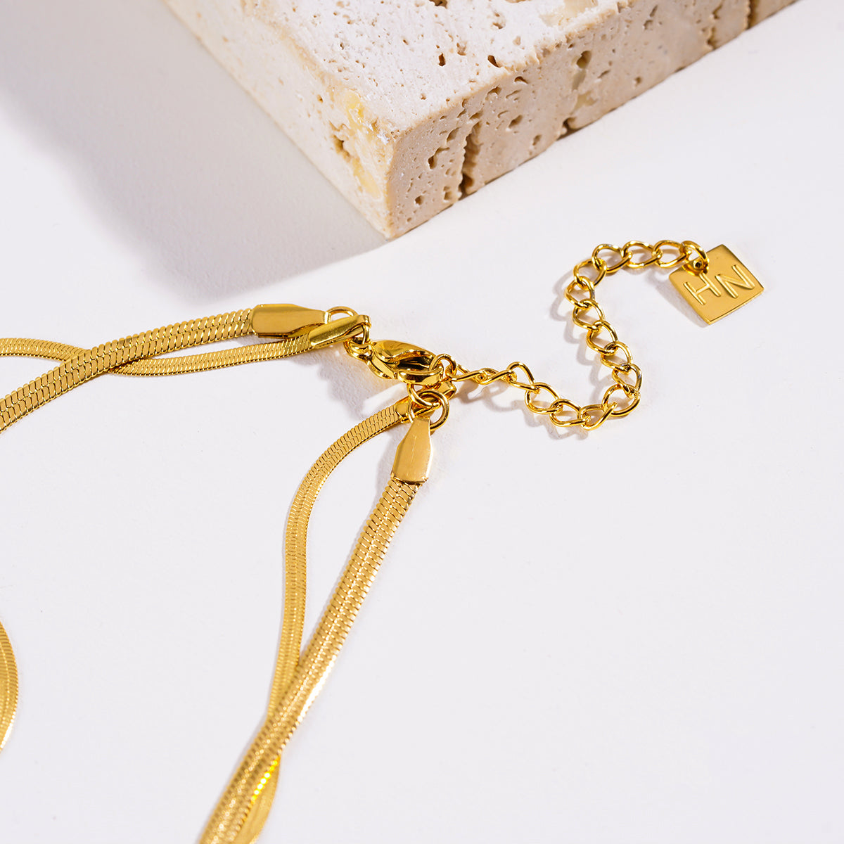 GINTA : Collier doré à 2 niveaux texturé peau de serpent
