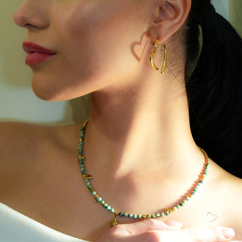Collier chaîne Style GITANJI : Pierres de Turquoise Bleue avec Perles et Breloques Dorées