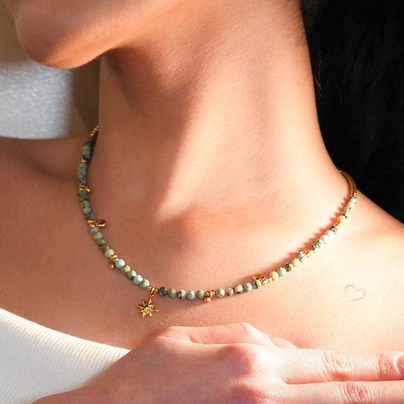Collier chaîne Style GITANJI : Pierres de Turquoise Bleue avec Perles et Breloques Dorées