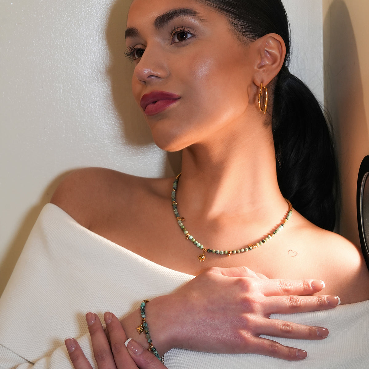 Collier chaîne Style GITANJI : Pierres de Turquoise Bleue avec Perles et Breloques Dorées