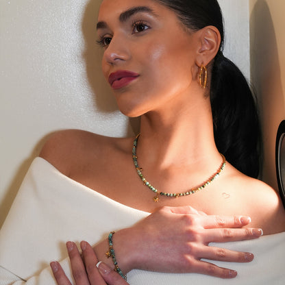 Collier chaîne Style GITANJI : Pierres de Turquoise Bleue avec Perles et Breloques Dorées