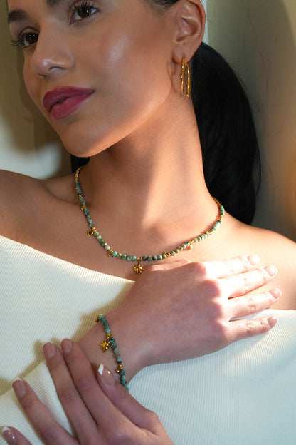 Collier chaîne Style GITANJI : Pierres de Turquoise Bleue avec Perles et Breloques Dorées