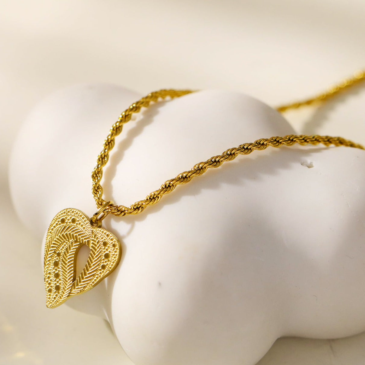 GIVERNY : Collier pendentif cœur abstrait orné sur une chaîne en corde
