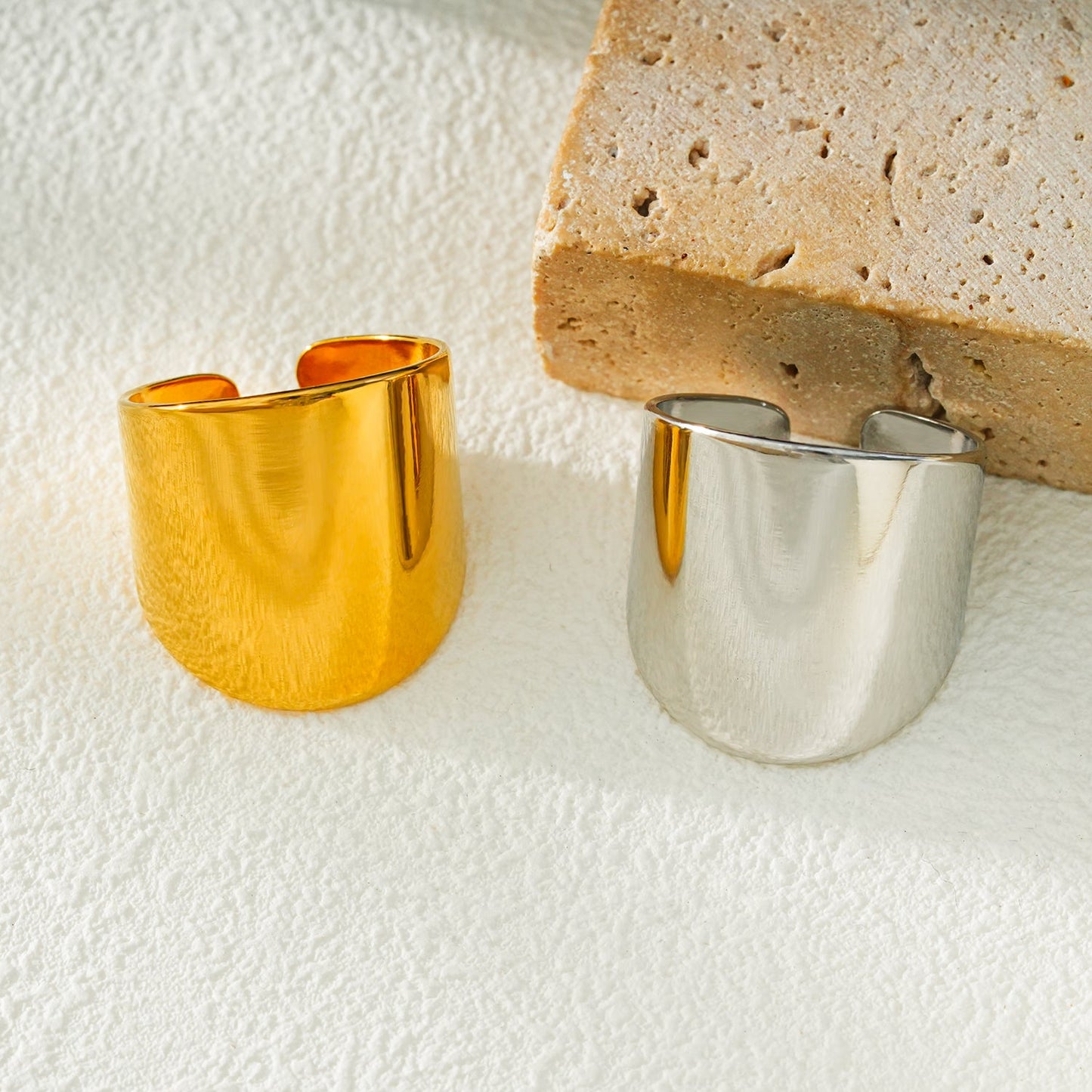 GOKOU : Bague moderniste large et allongée en argent.