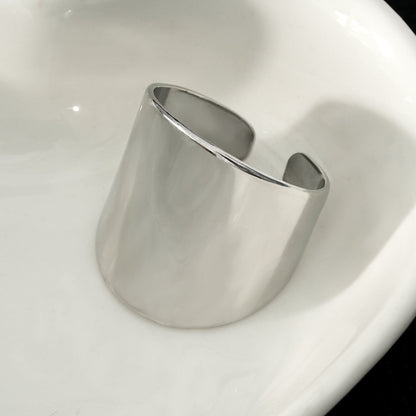 GOKOU : Bague moderniste large et allongée en argent.
