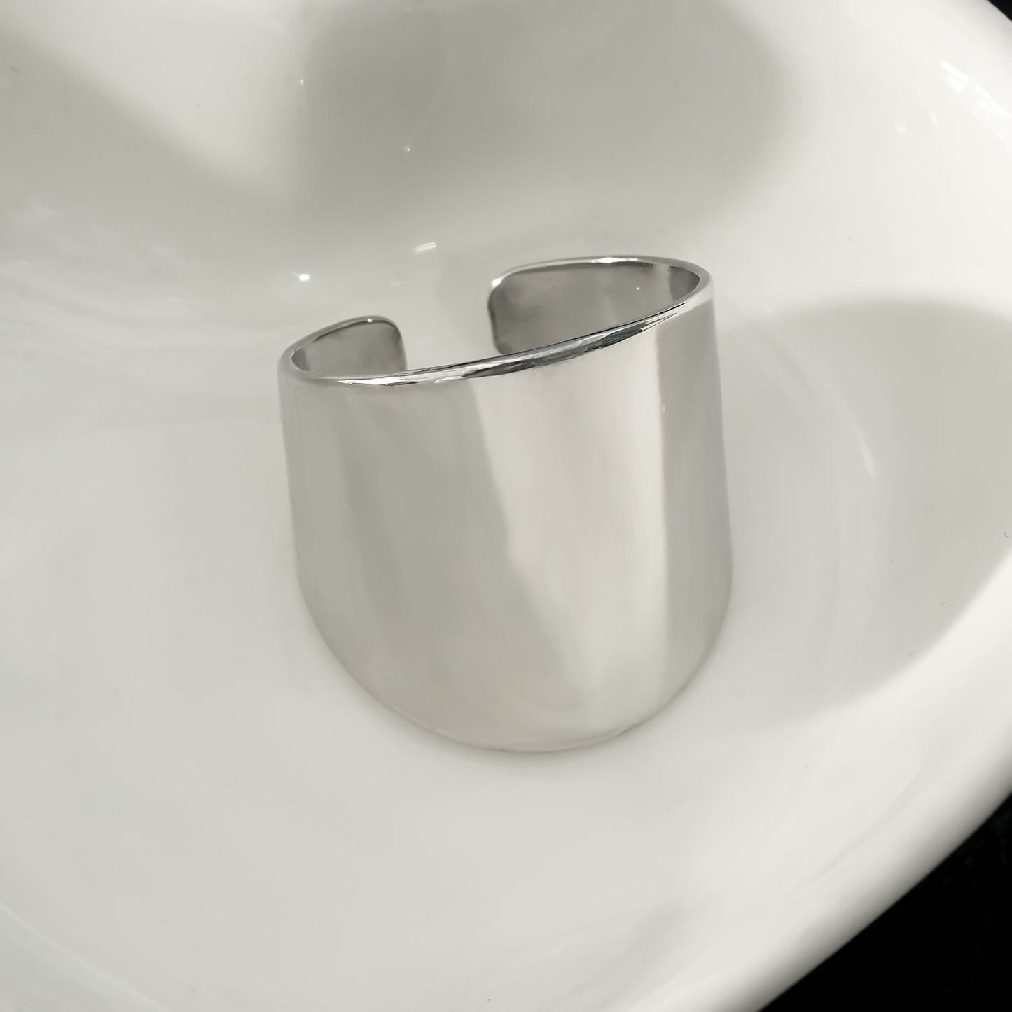 GOKOU : Bague moderniste large et allongée en argent.