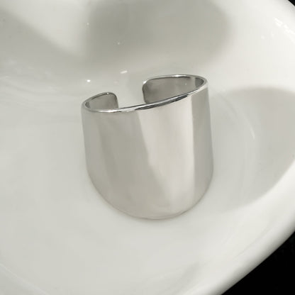 GOKOU : Bague moderniste large et allongée en argent.