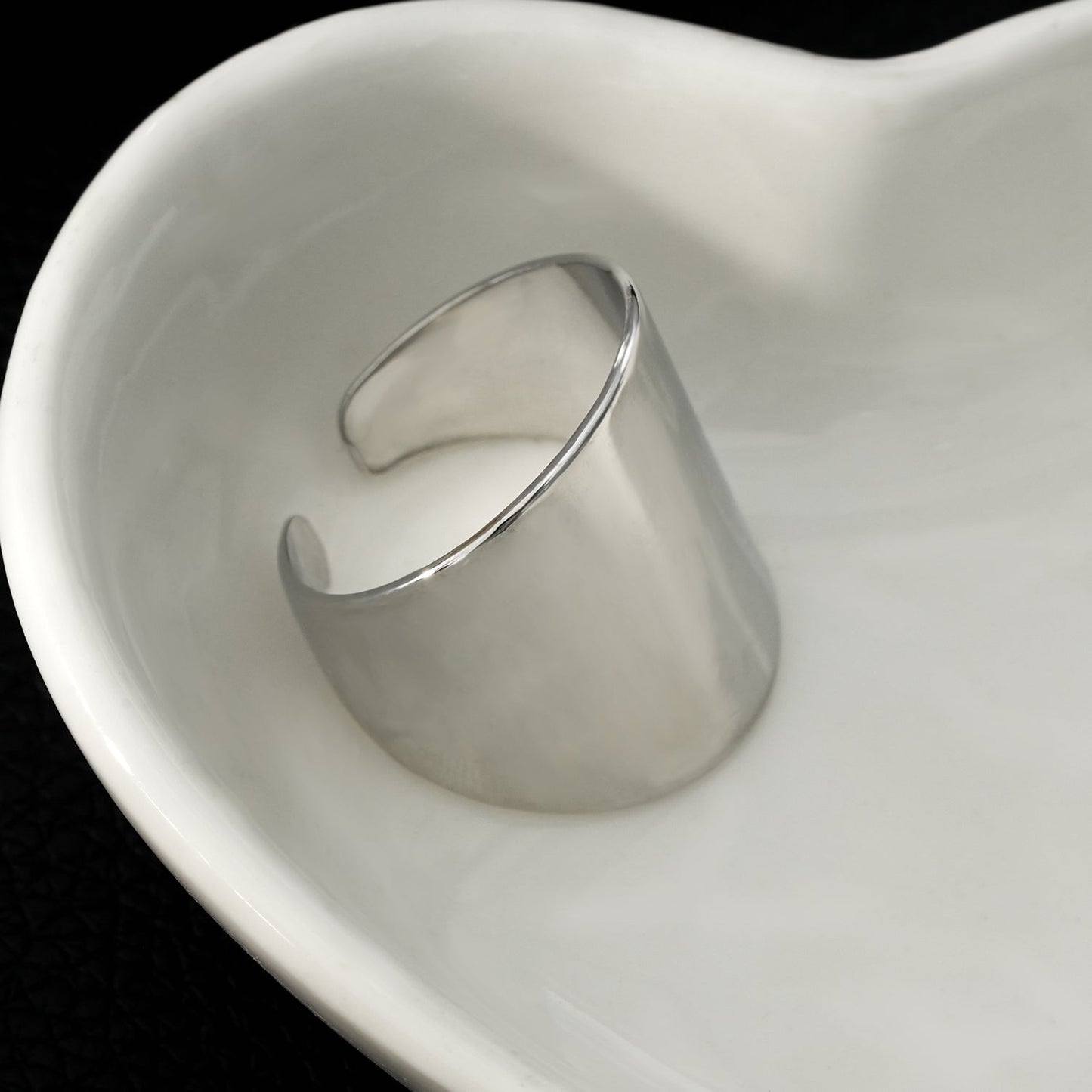 GOKOU : Bague moderniste large et allongée en argent.