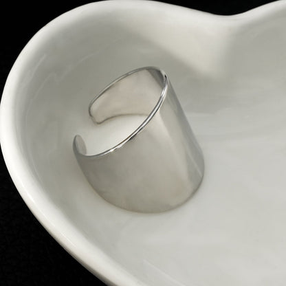 GOKOU : Bague moderniste large et allongée en argent.