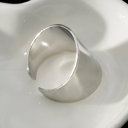 GOKOU : Bague moderniste large et allongée en argent.
