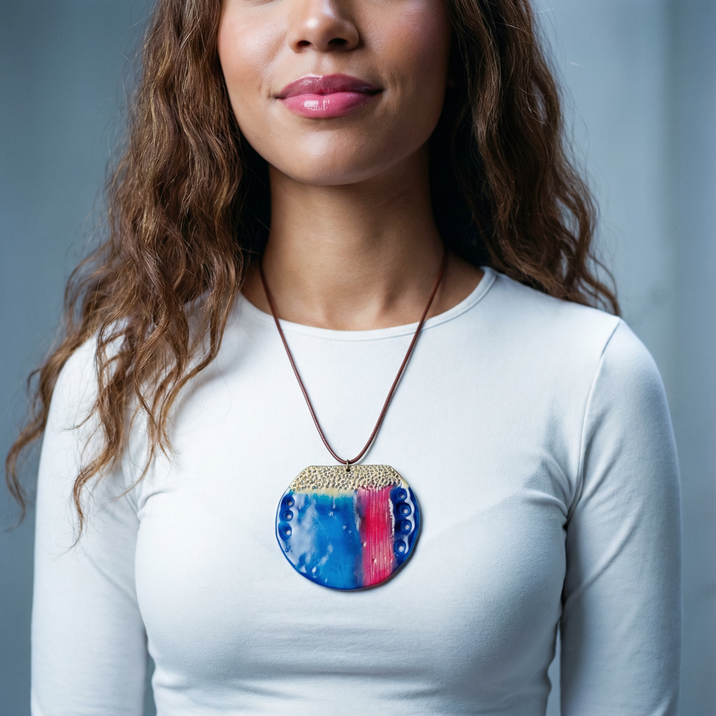 Collier Pendentif Cercle Abstraite | Argile Polymère Bleue, Rose et Dorée