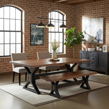 Table à manger avec piètement en X noir mat, plateau en acacia brun et 1 banc avec piètement en X noir mat en bois d'acacia brun.