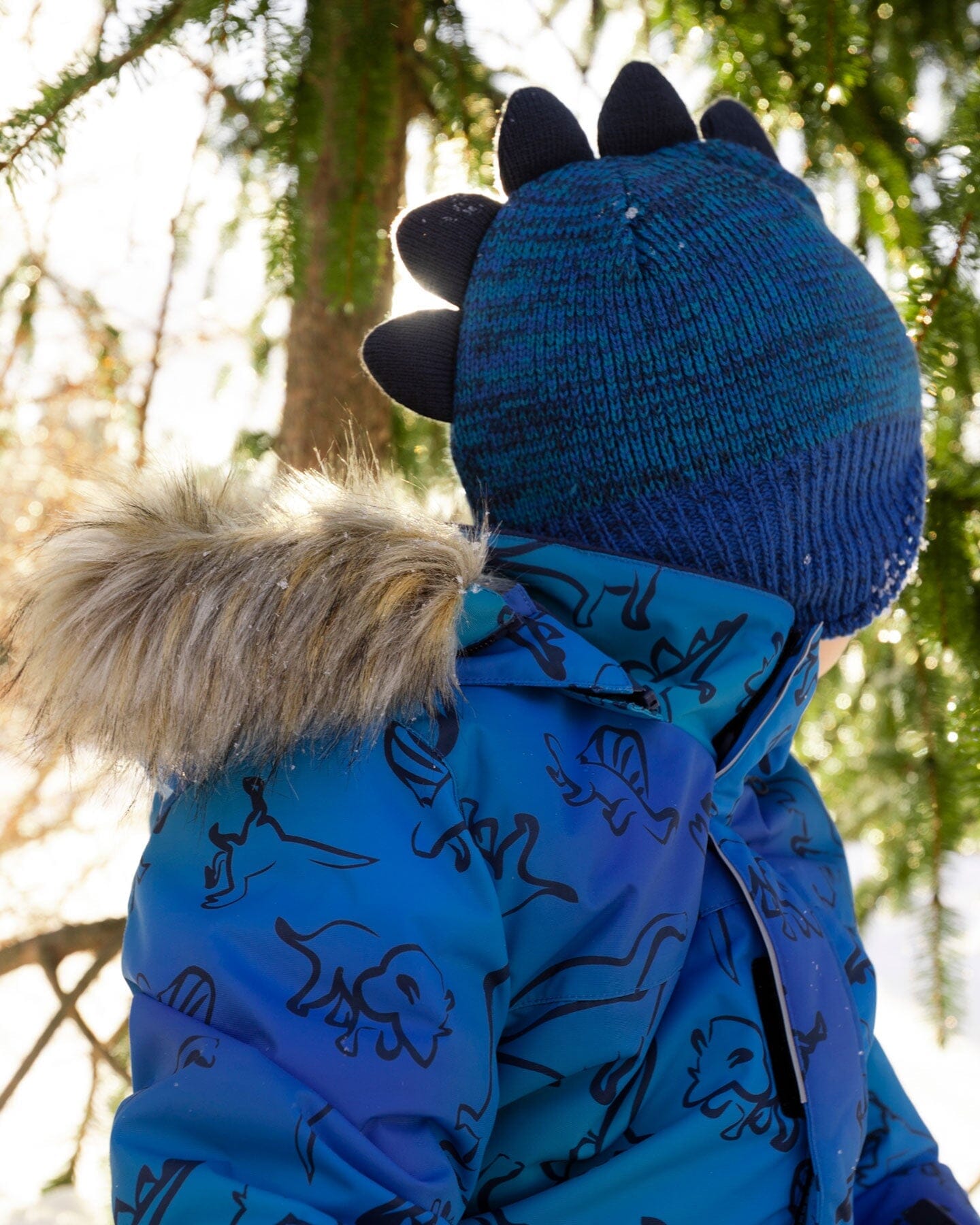 Bonnet péruvien tricoté doublé motif dinosaure avec pompon bleu