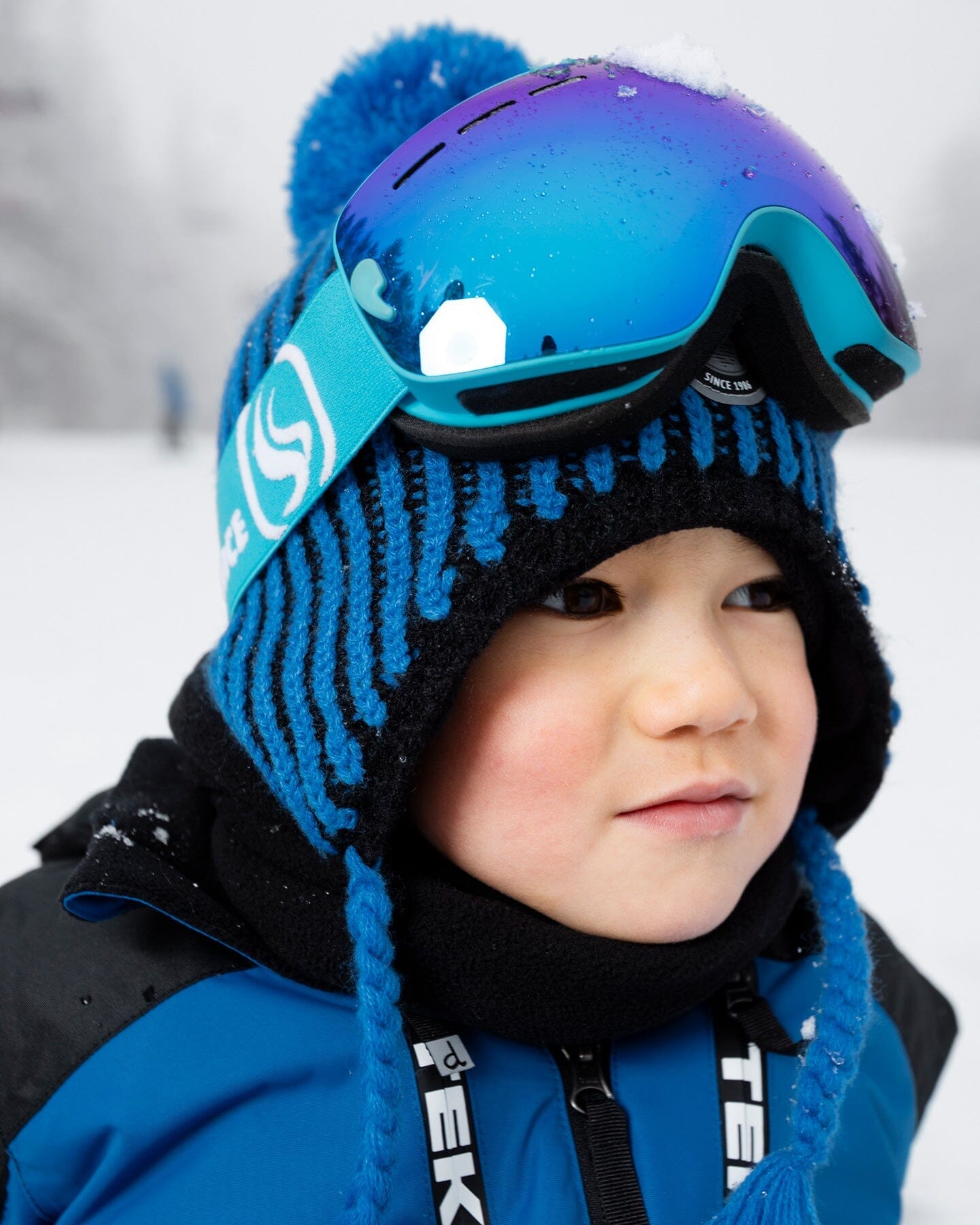 Bonnet péruvien en tricot avec pompon et doublure noir et bleu