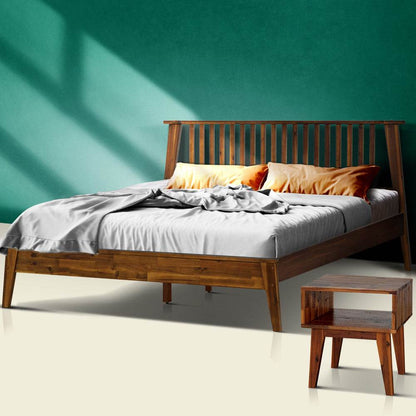 Ensemble de chambre à coucher Kaylin : lit en bois massif et table de chevet