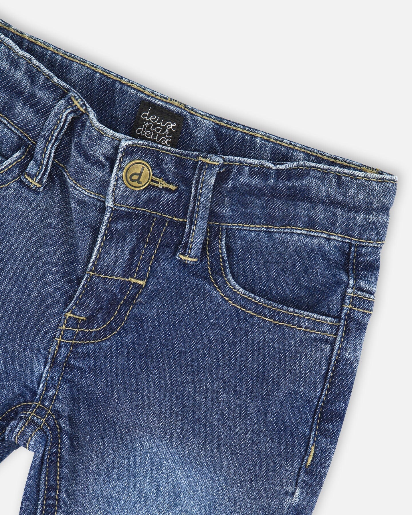 Jean en denim bleu avec broderies