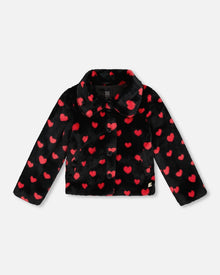 Manteau court en fausse fourrure noir et rouge à cœurs