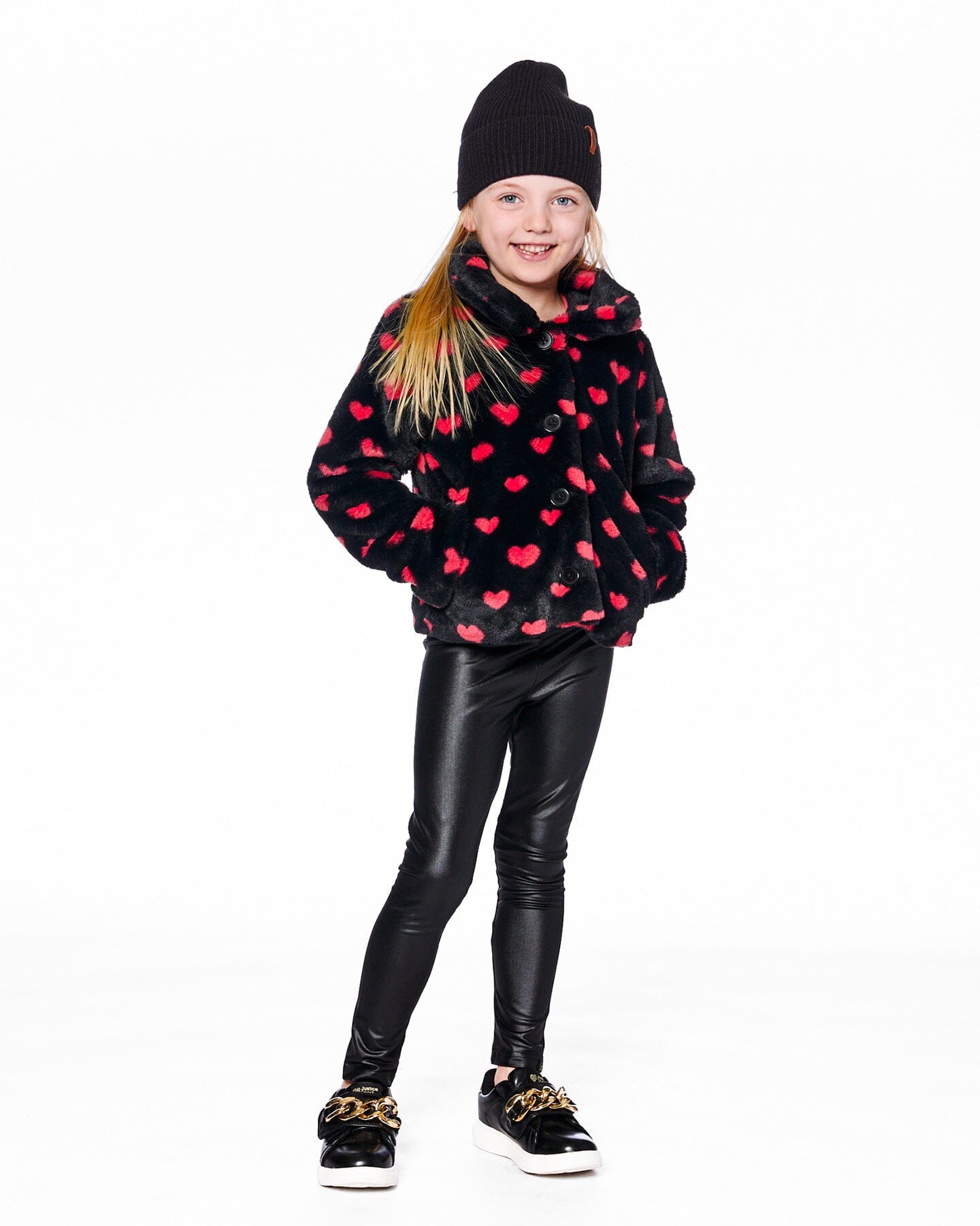 Manteau court en fausse fourrure noir et rouge à cœurs