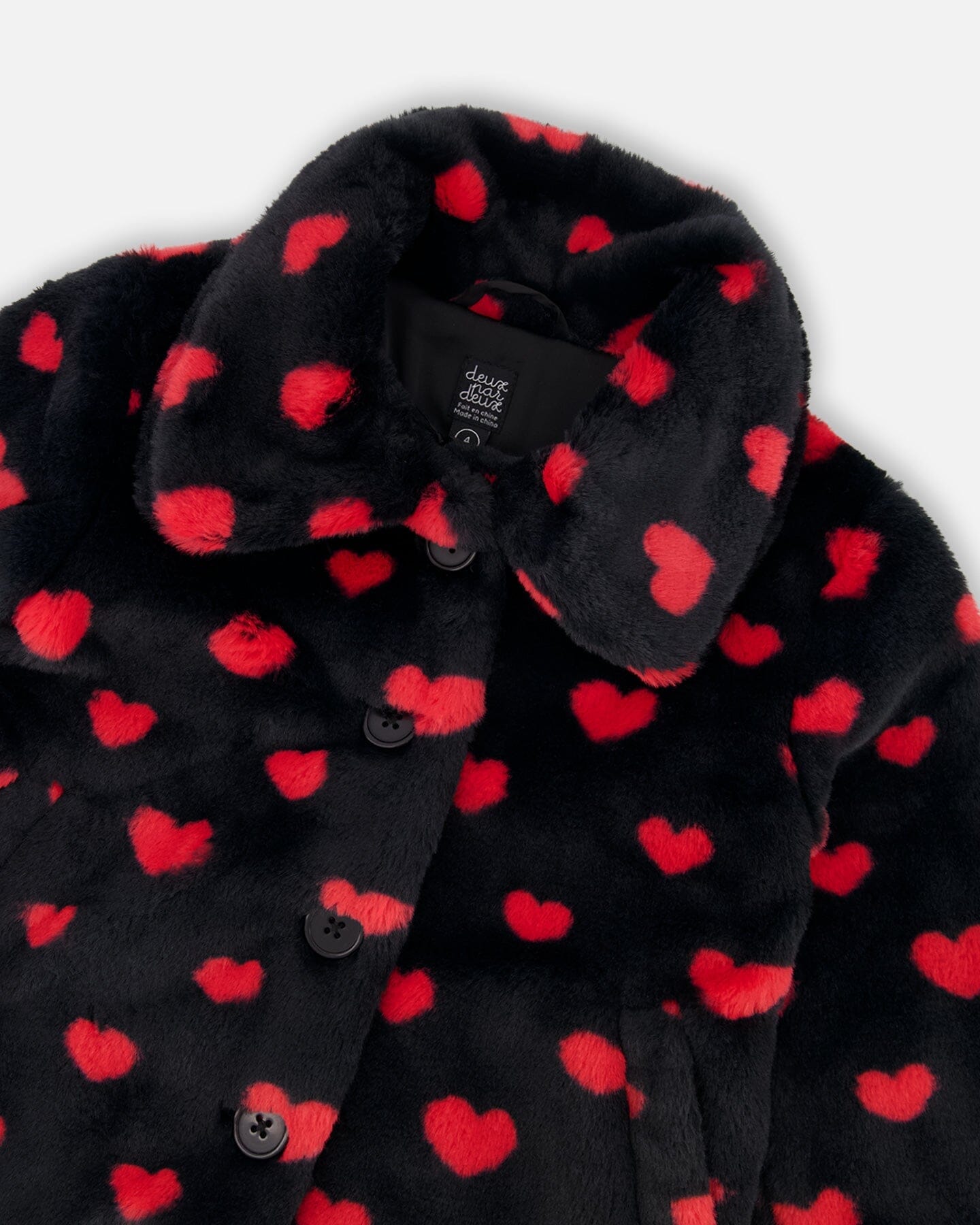 Manteau court en fausse fourrure noir et rouge à cœurs
