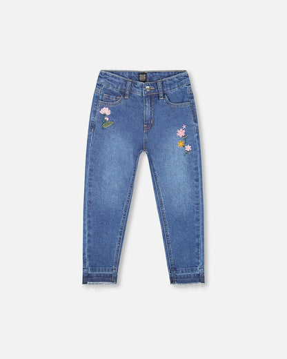 Jean bleu en denim avec ourlets effilochés et broderies florales
