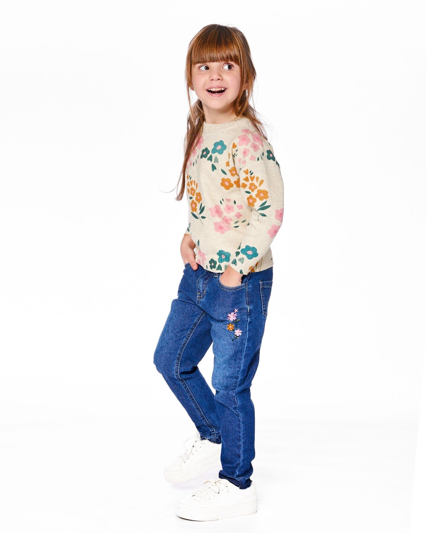 Jean bleu en denim avec ourlets effilochés et broderies florales
