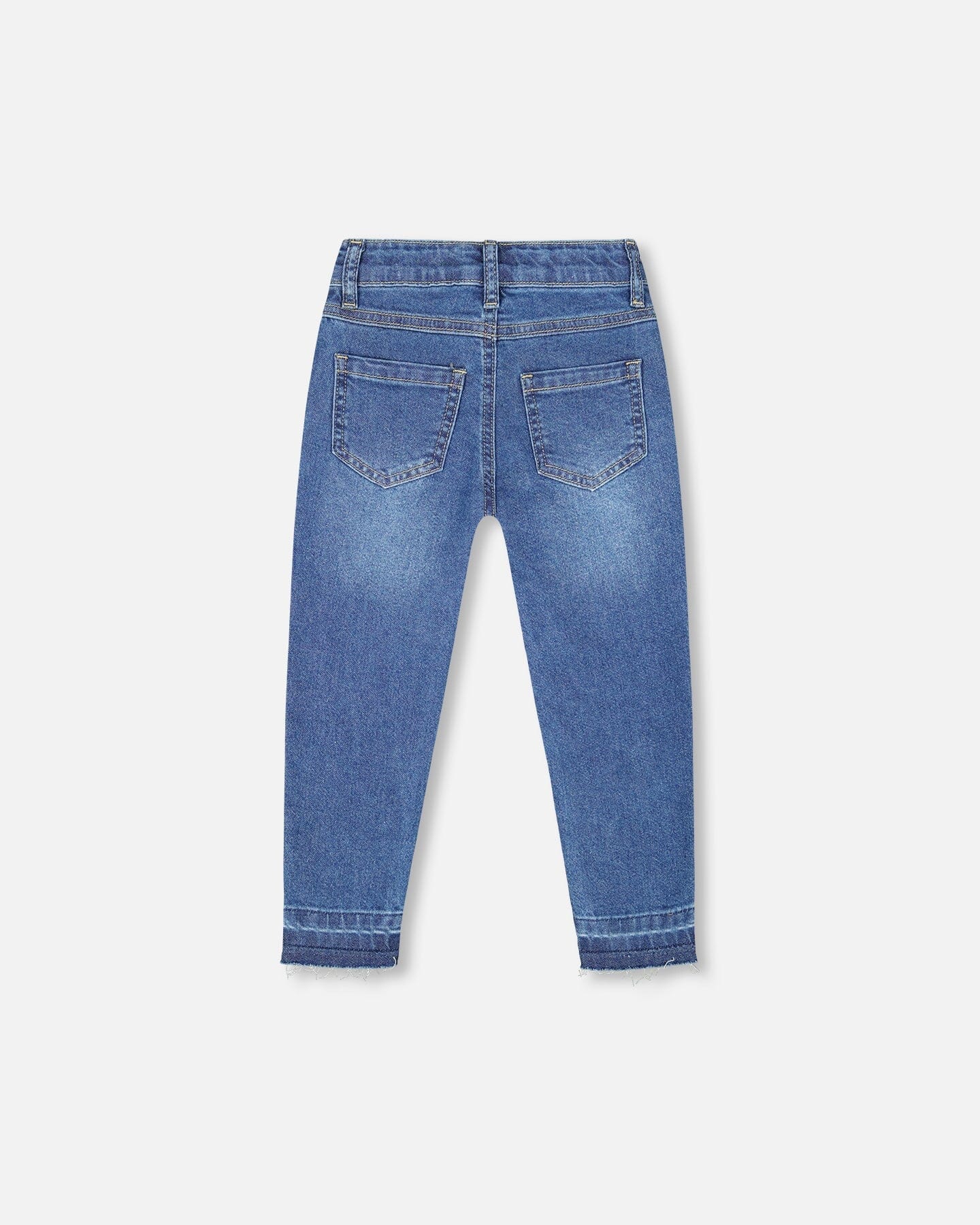 Jean bleu en denim avec ourlets effilochés et broderies florales