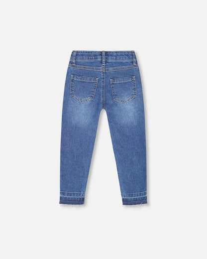 Jean bleu en denim avec ourlets effilochés et broderies florales