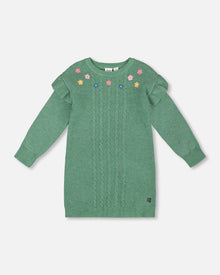 Robe en maille vert sauge à volants et broderies florales