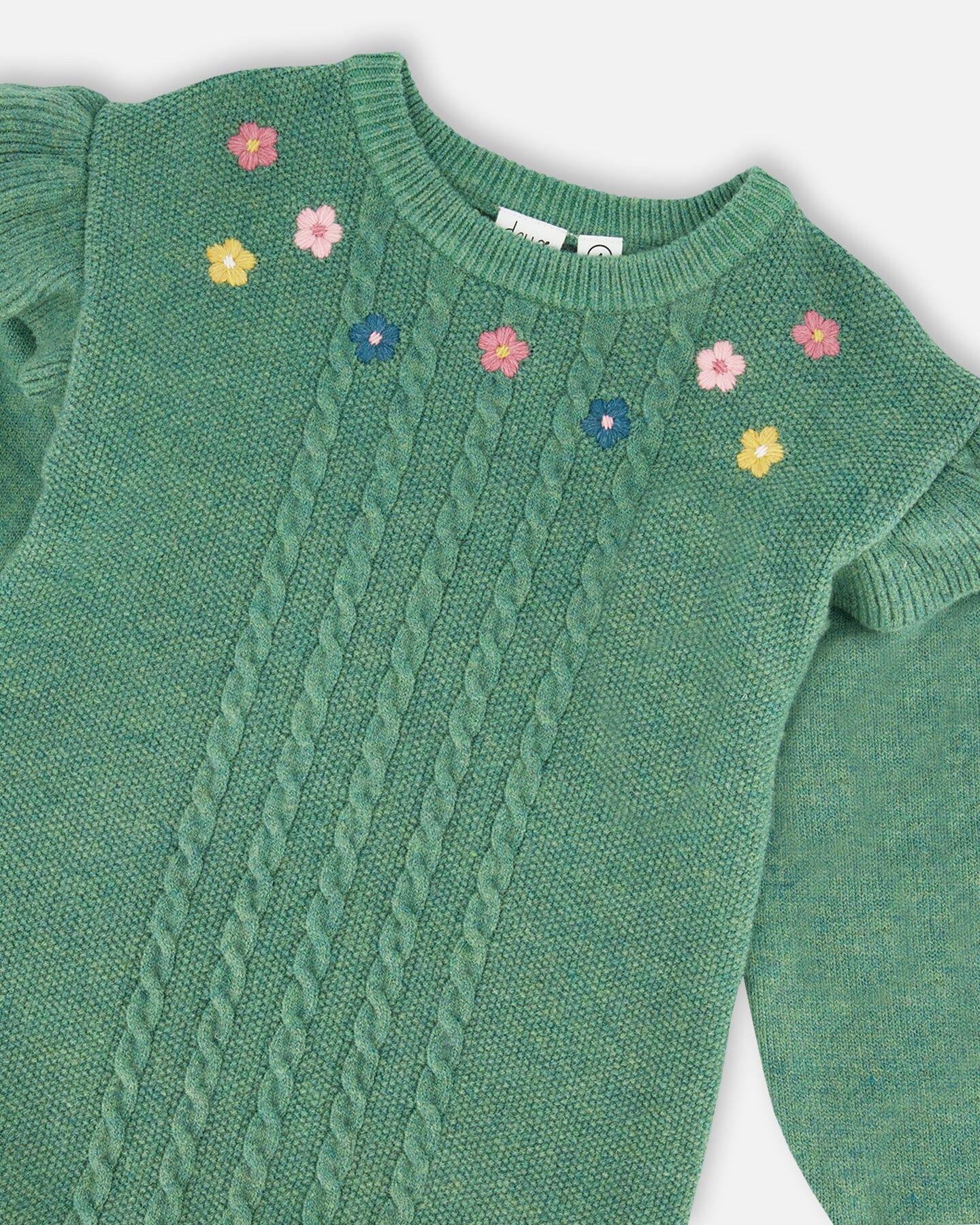 Robe en maille vert sauge à volants et broderies florales
