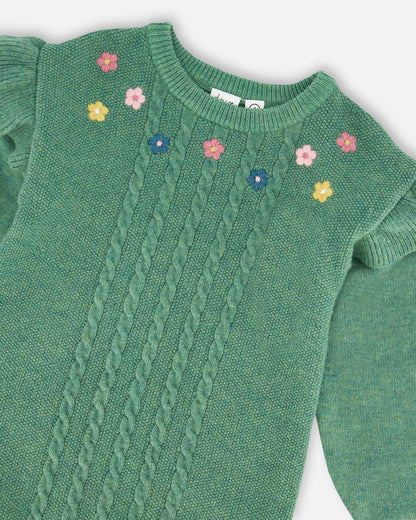 Robe en maille vert sauge à volants et broderies florales