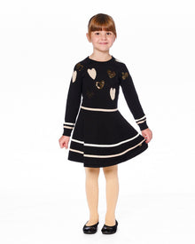 Robe en maille noire à motifs cœurs pailletés