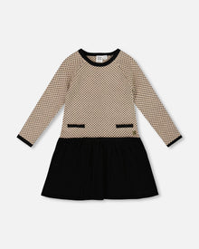 Robe pull tricotée à manches longues noire et beige
