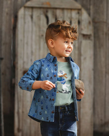 Chemise en chambray bleue imprimée à manches longues et boutonnée devant