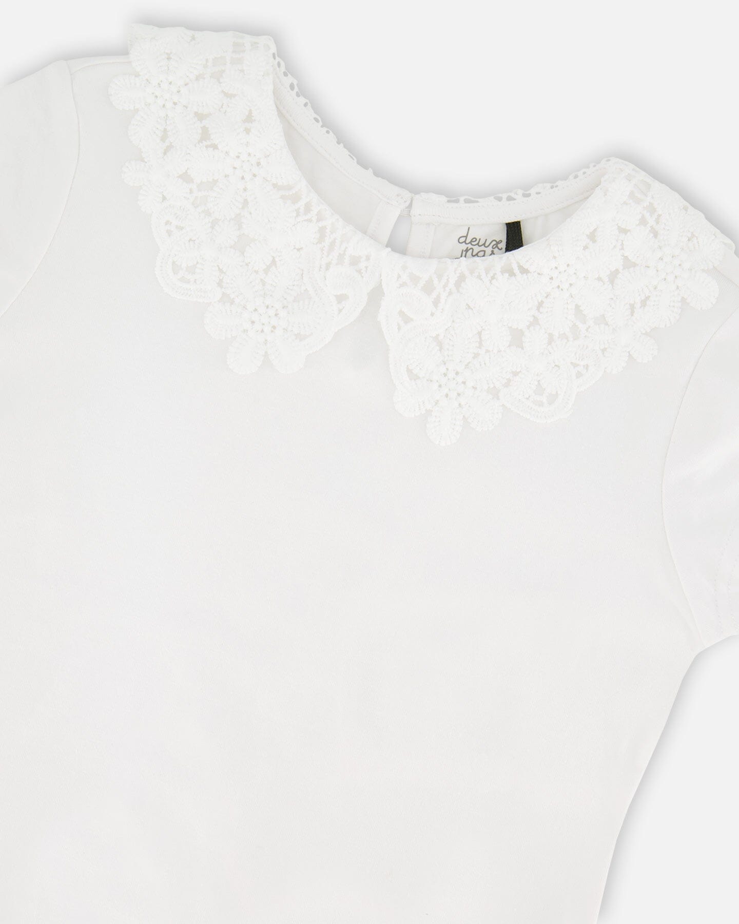 T-shirt blanc avec col claudine en crochet