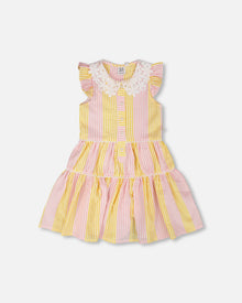 Robe sans manches à col Claudine au crochet rayé rose et jaune