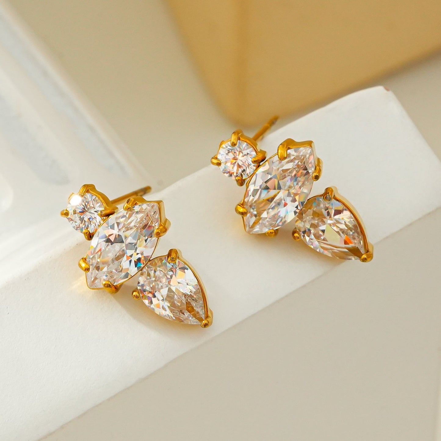 HAMPTONS: Boucles d'oreilles clous Zircone (CZ) Radiance Trio en or