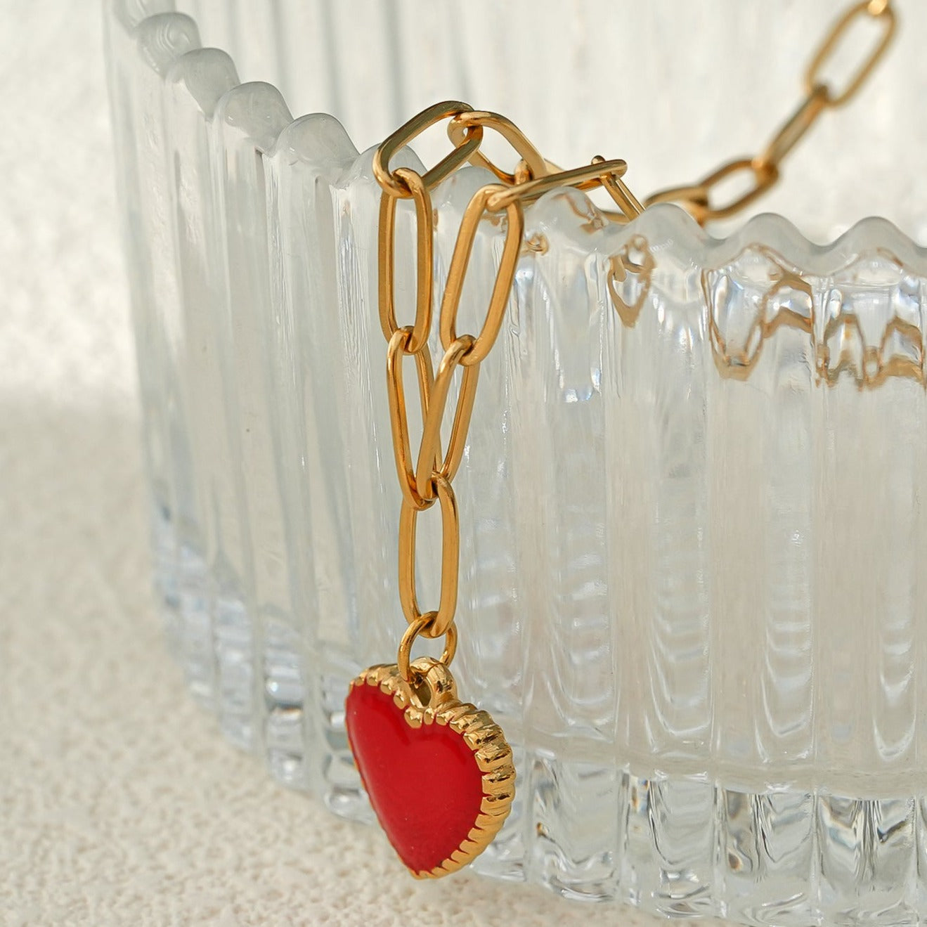 CŒUR ROUGE Or : Chaîne trombone retenant un charm cœur rouge émaillé