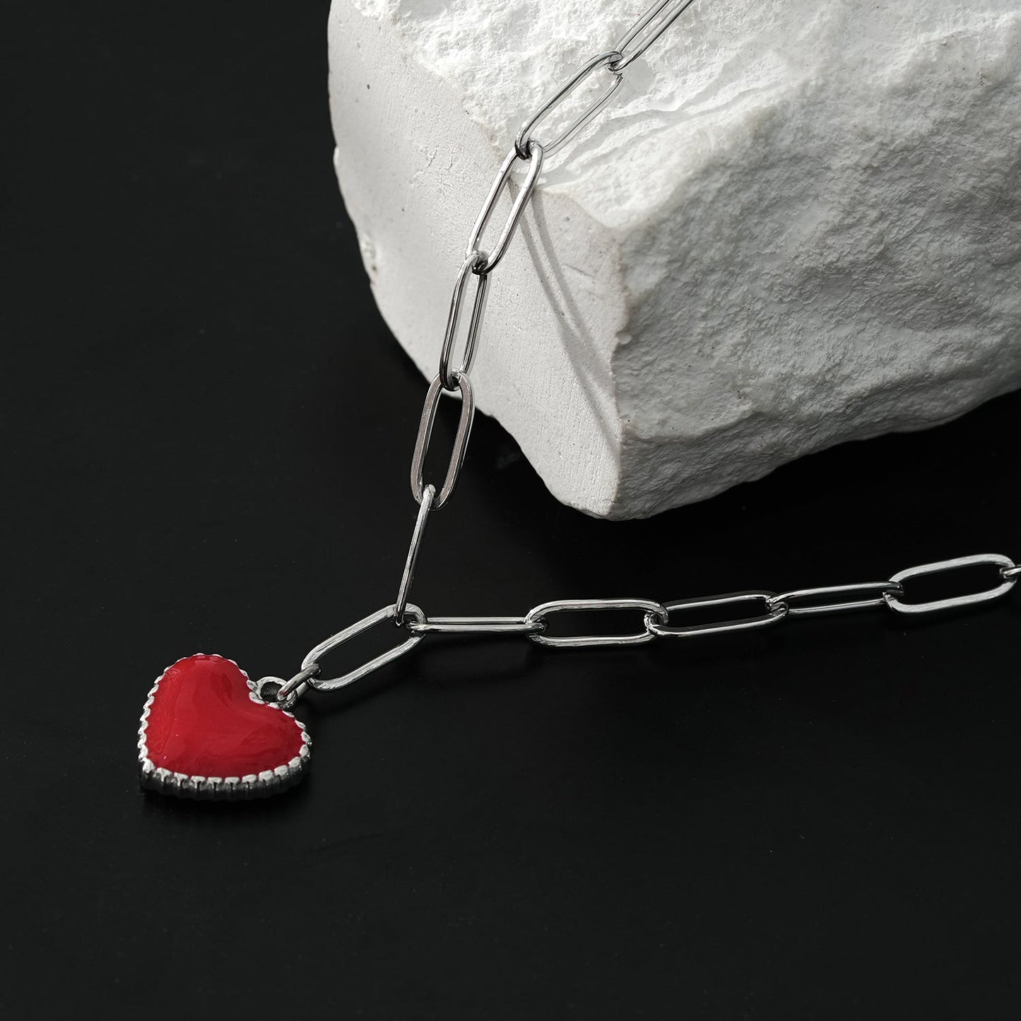 Style CŒUR ROUGE Argent (Or Blanc) : Chaîne trombone retenant une breloque cœur émaillée rouge
