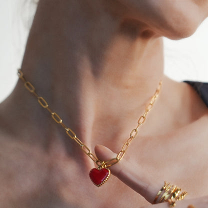 CŒUR ROUGE Or : Chaîne trombone retenant un charm cœur rouge émaillé