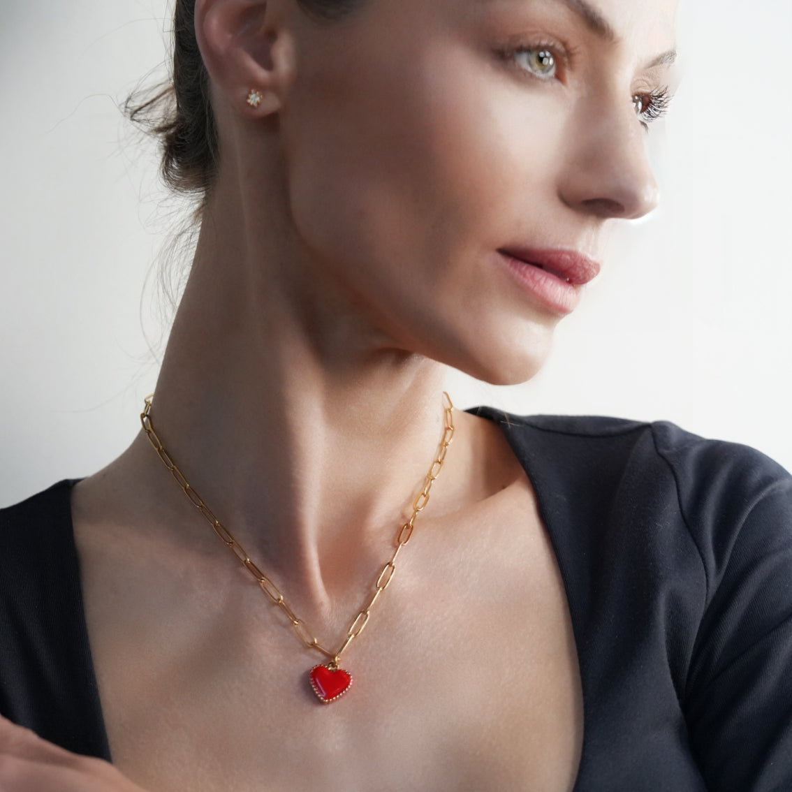 CŒUR ROUGE Or : Chaîne trombone retenant un charm cœur rouge émaillé