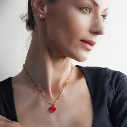 CŒUR ROUGE Or : Chaîne trombone retenant un charm cœur rouge émaillé