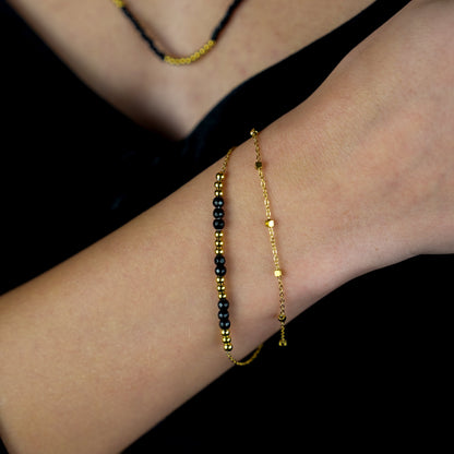 HILDA : Bracelet deux-en-un perles carrées et perles rondes en noir et or.
