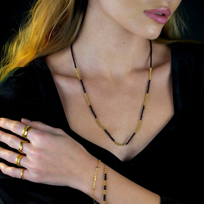 HILDA : Bracelet deux-en-un perles carrées et perles rondes en noir et or.