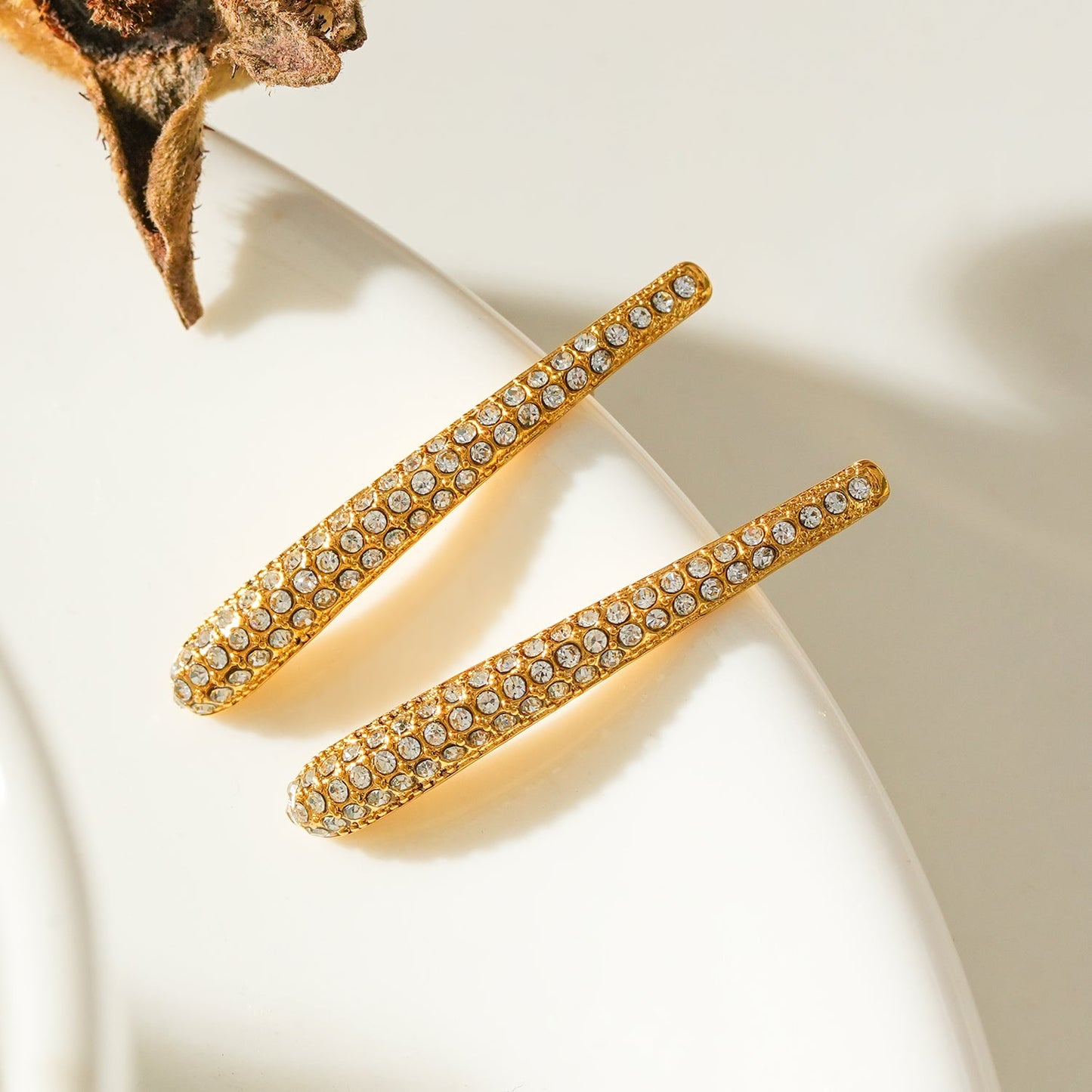 Style HILO: Boucles d'oreilles clous incurvées pavées de zircones en argent